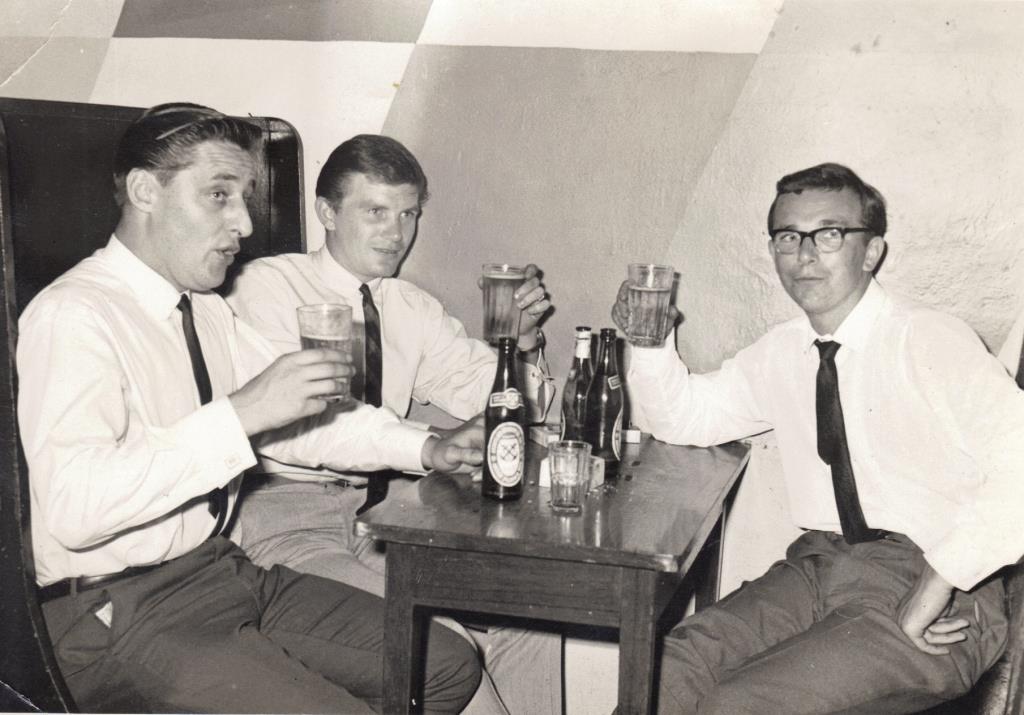 Bill Bunyan, Dave Burns, Peter Happy.
Sembawang 1965

