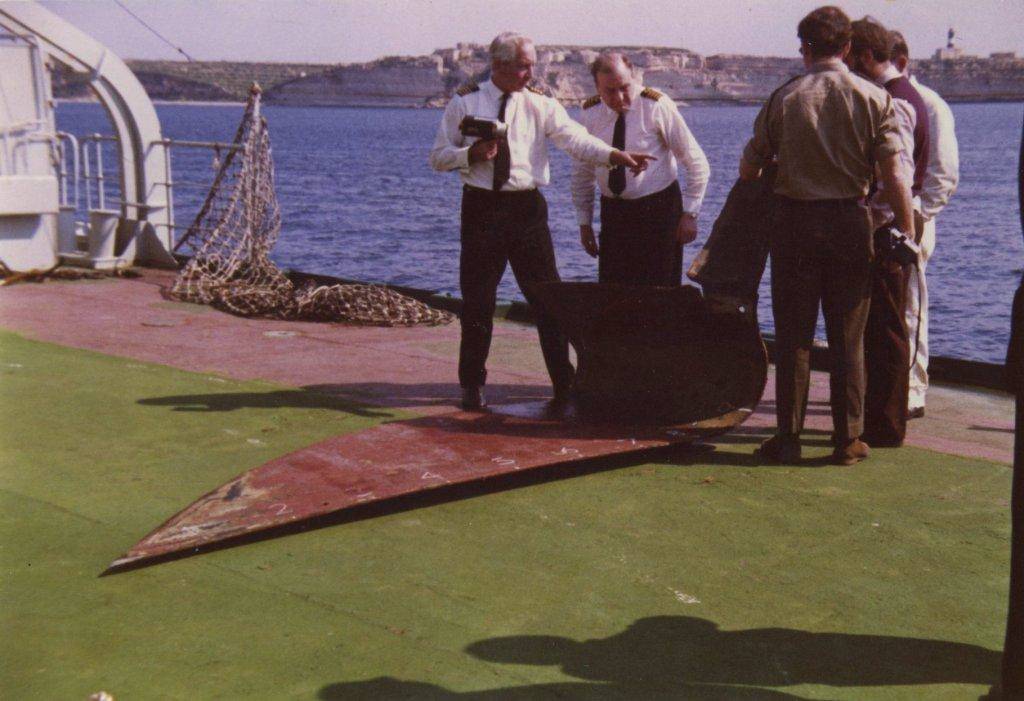 Capt John Fisher & CEO George Burnett
Examing damaged bilge keel, Regent, Malta.
