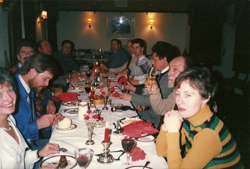Elect Offs on the Bonds Drinking Course.
Graham Neal (raising glass) Bob Platt opposite, Barry Thompson behind Bob. In the distance right are Alan Bond and Ray Miles.
