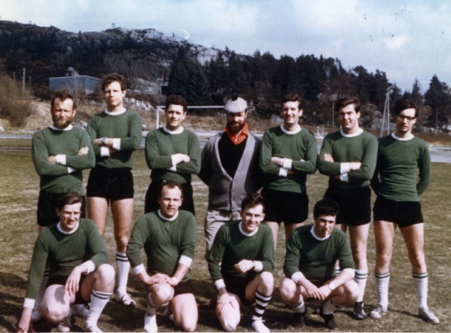 RFA Engadine ~1968 / 1969
RFA Engadine football team, taken sometime between February 1968 and August 1969.
Back L to R:- John Wilkins - ? - Mike Ford - ? - Dave MacKenzie - Frank North.

Picture contribution: Frank North, 2017.

