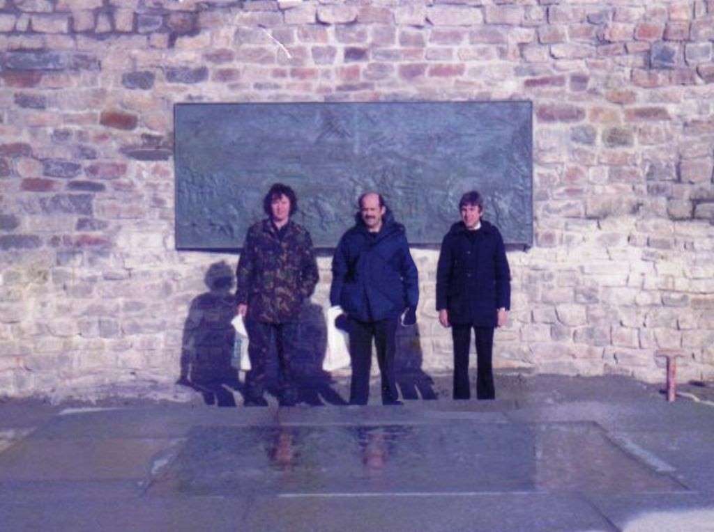 Alan Cleavley, Tony Powlesland, Les Smith.
Falklands War Memorial Stanley.
From Les Smith -->
