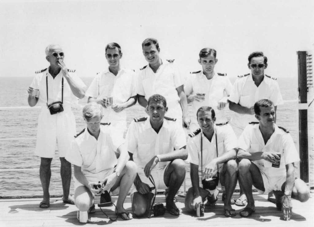 RRS Discovery 1964
Can anyone name the Sen Elect Officer kneeling 2nd from right?
