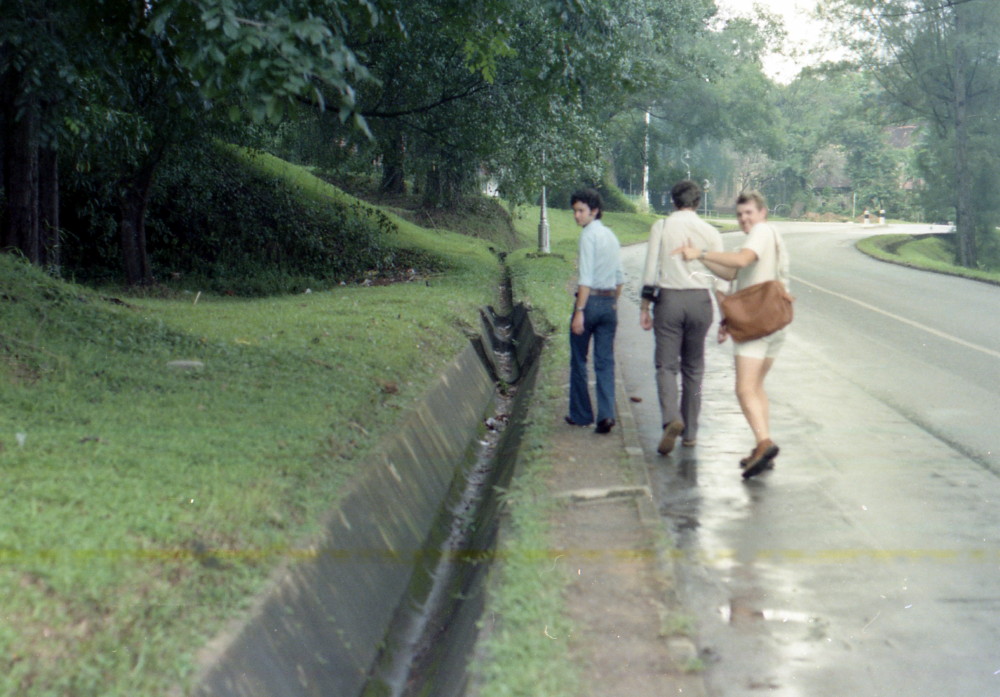 Appleleaf Sembawang 1981
Howie Spencer,  ?  , 3/0 Mark Nugent walking to the village.
I fell into that storm drain one night...still got the scars on my shins.
